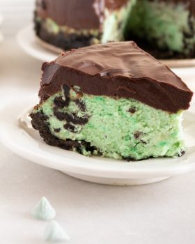 mint oreo cheesecake with a layer of thick chocolate on top